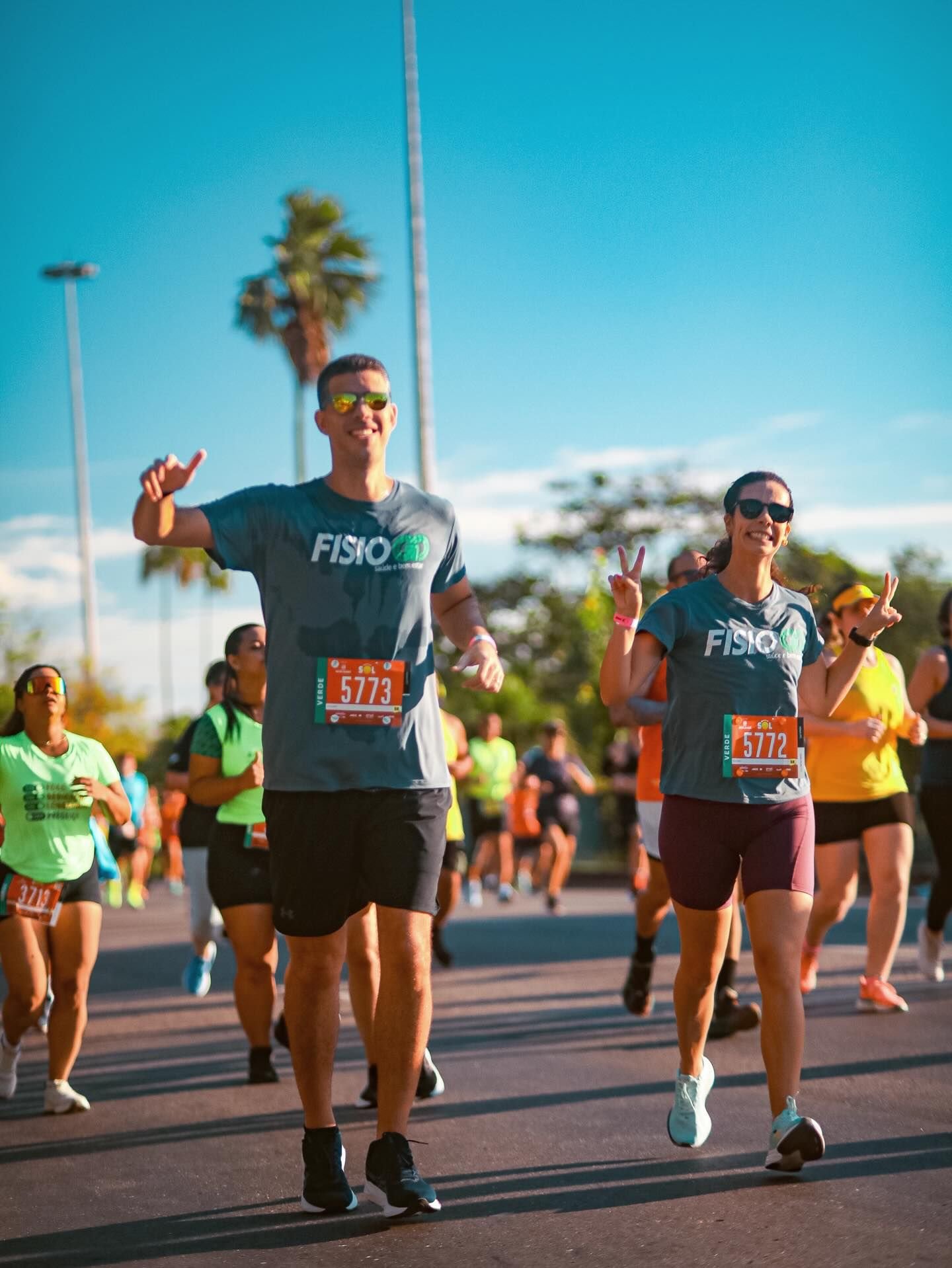 Equipe FisioGo correndo uma prova de 5 km no Rio, com a camisa da clínica
