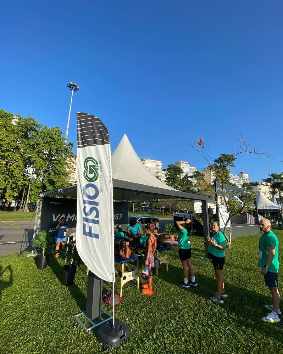 Bandeira da FisioGo na tenda de atendimento de um evento de corrida